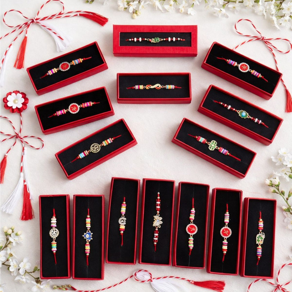 Mărțișor Brățară cu Șnur Reglabil Pandantiv Metalic și Mărgele in Cutie cu Capac 11×4cm Diferite Modele