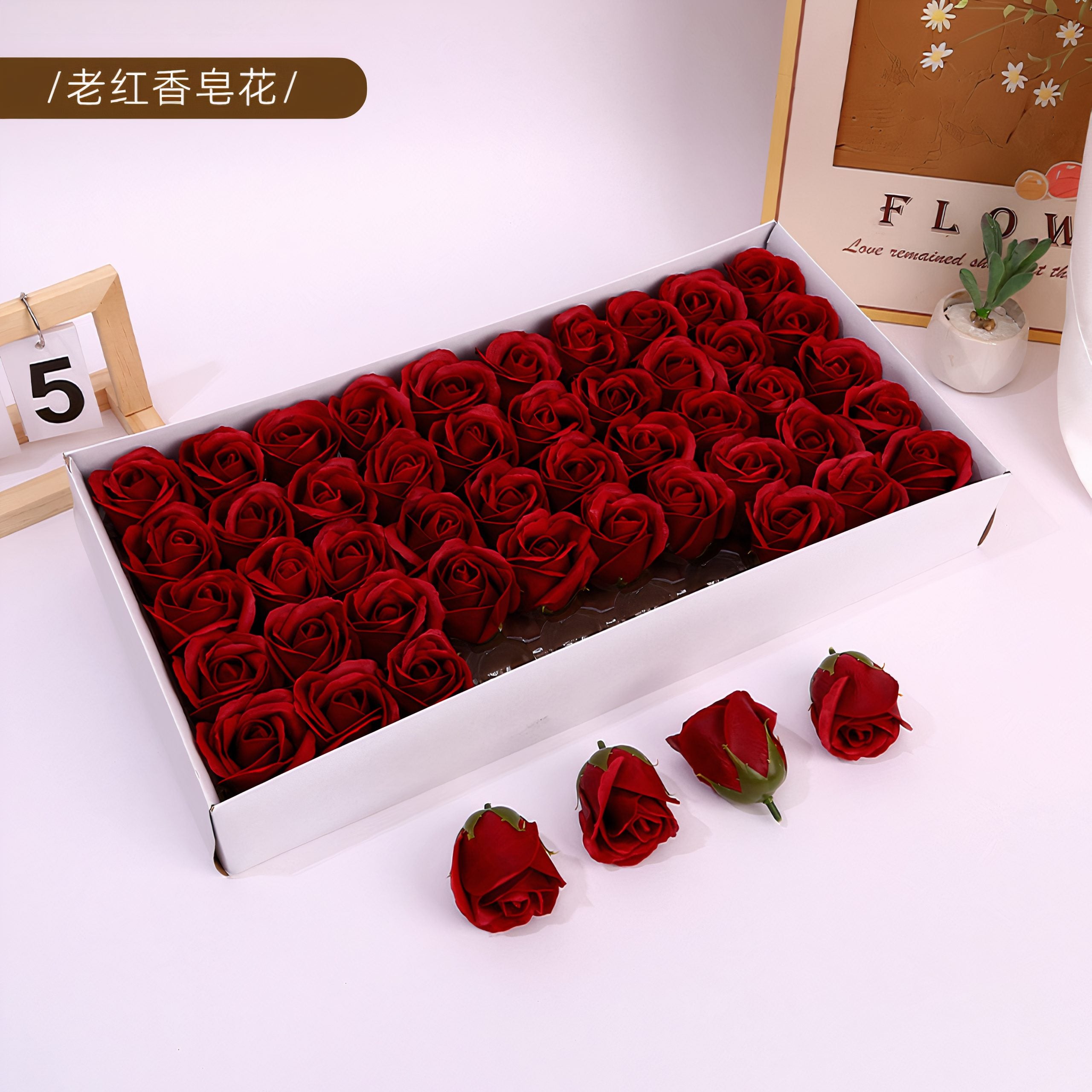 Trandafiri Parfumati 50/set din Sapun, Floarea 7x5cm, Cutia 45x23cm